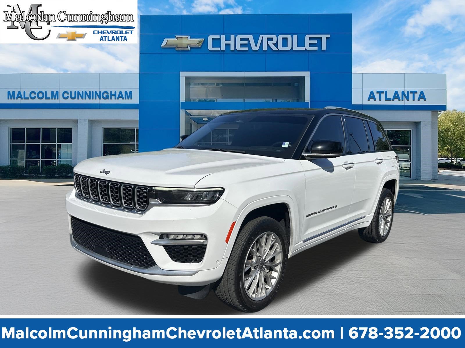 2022 Jeep Grand Cherokee Summit 4x2 in White — front three-quarter view